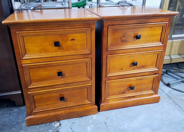 Lot 434 - BEDSIDES