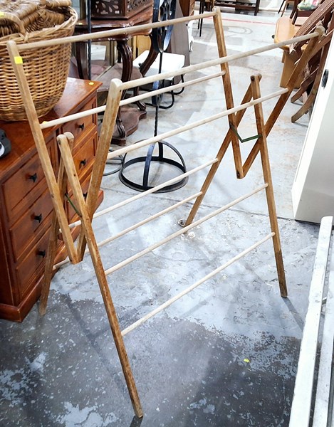 Lot 313 - CLOTHES AIRER