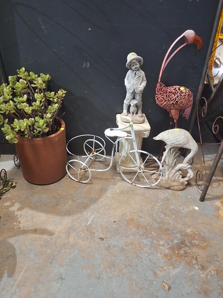 Lot 396 - GARDEN DECOR