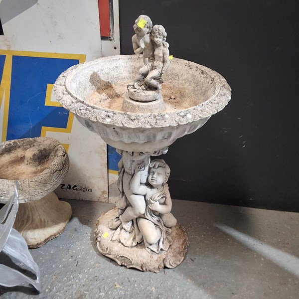 Lot 388 - BIRDBATH