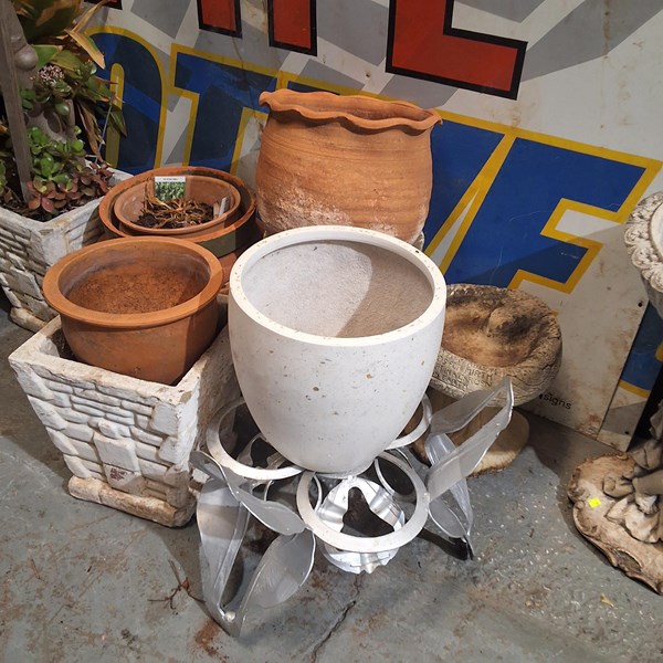 Lot 389 - GARDEN POTS