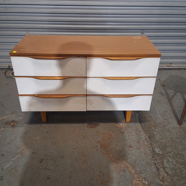 Lot 280 - CHEST OF DRAWERS