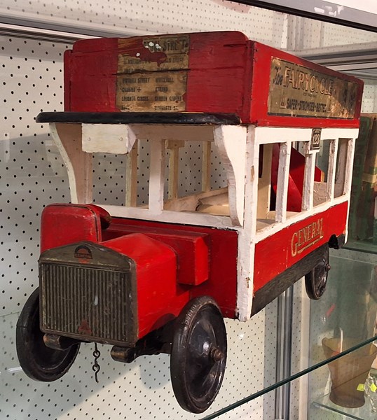 Lot 1314 - TOY BUS
