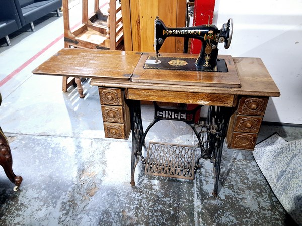 Lot 1169 - SINGER SEWING MACHINE