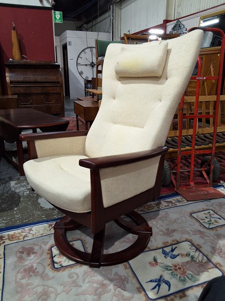 Lot 227 - LOUNGE CHAIR