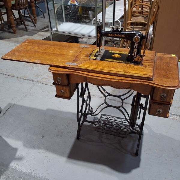 Lot 1171 - SEWING MACHINE