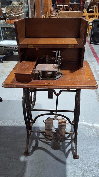 Lot 1170 - SEWING MACHINE