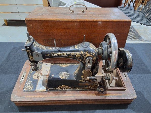 Lot 1175 - SEWING MACHINE