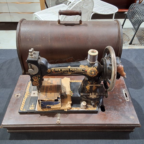 Lot 1168 - SEWING MACHINE