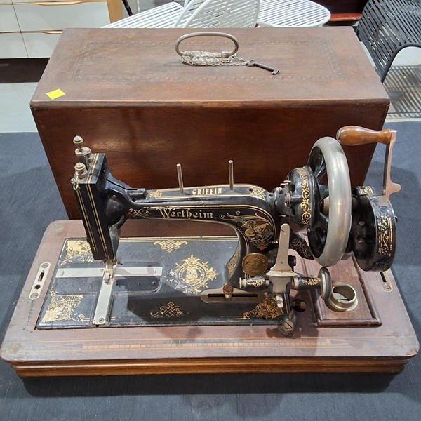 Lot 1172 - SEWING MACHINE