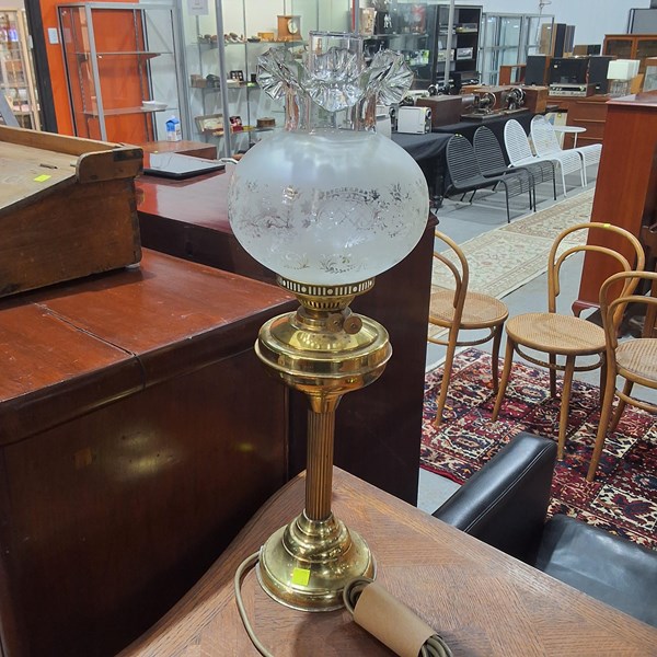 Lot 461 - TABLE LAMP
