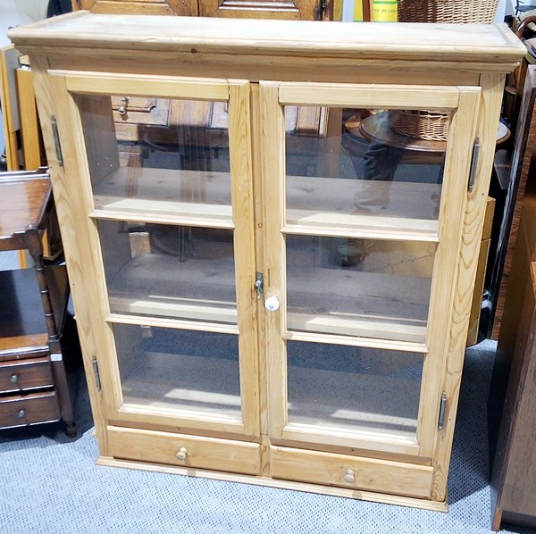 Lot 308 - DISPLAY CASE
