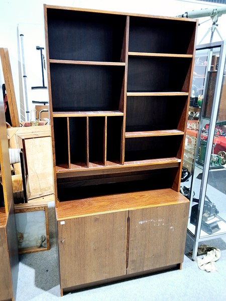 Lot 305 - BOOKSHELF