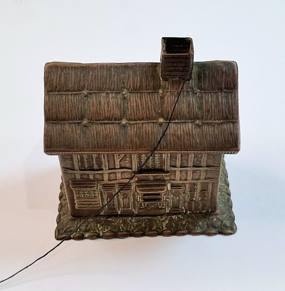 Lot 1152 - SEWING COLLECTABLE