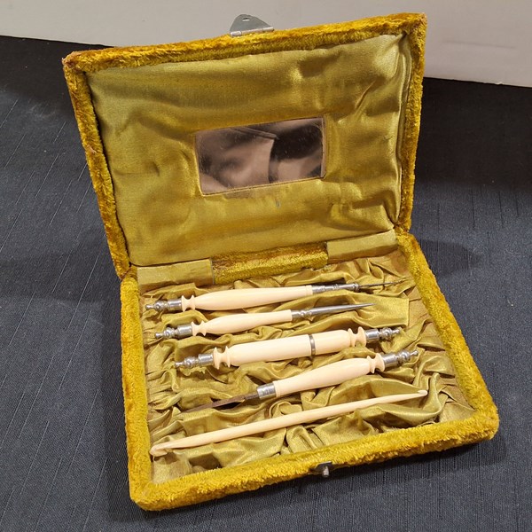 Lot 1056 - SEWING KIT