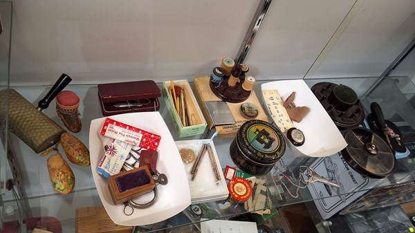 Lot 1177 - SEWING REQUISITES