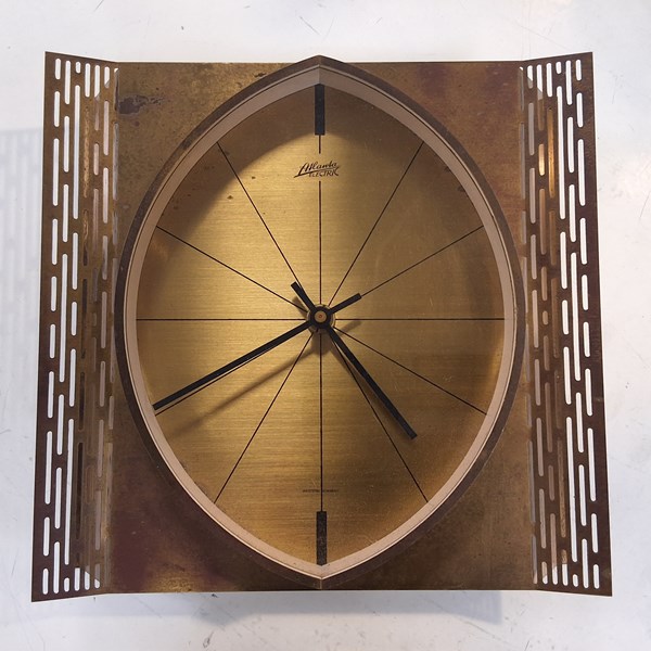 Lot 1062 - WALL CLOCK