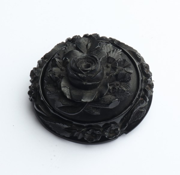 Lot 1066 - JET BROOCH