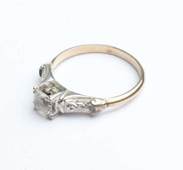 Lot 1021 - GOLD RING