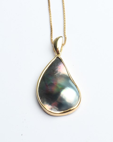 Lot 1027 - GOLD PENDANT