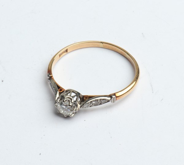 Lot 1020 - DIAMOND RING