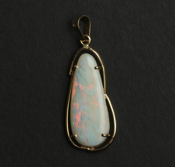 Lot 1038 - OPAL PENDANT
