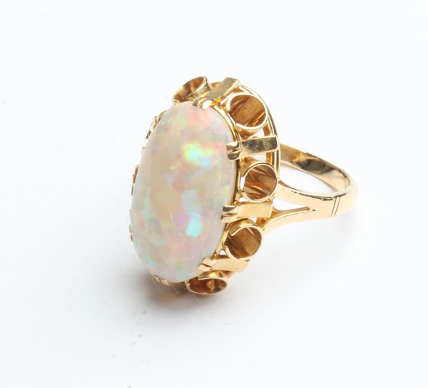 Lot 1023 - GOLD OPAL RING