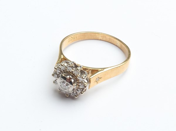 Lot 1022 - DIAMOND RING