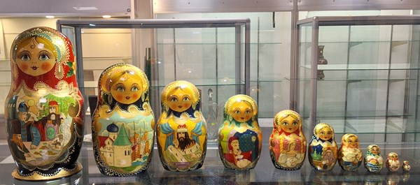 Lot 1241 - NESTING DOLLS