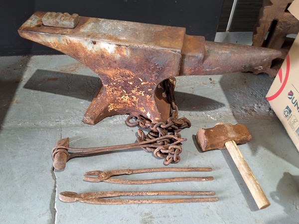 Lot 425 - LARGE ANVIL