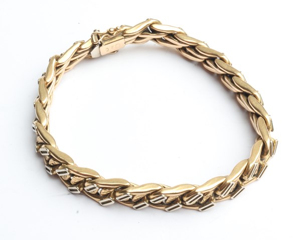 Lot 1010 - GOLD BRACELET