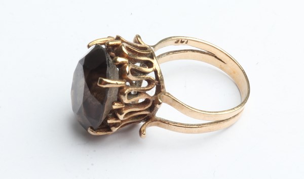 Lot 1024 - GOLD RING