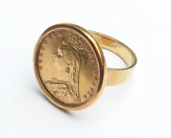 Lot 1003 - GOLD RING