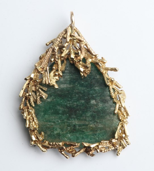 Lot 1007 - GOLD GREENSTONE PENDANT