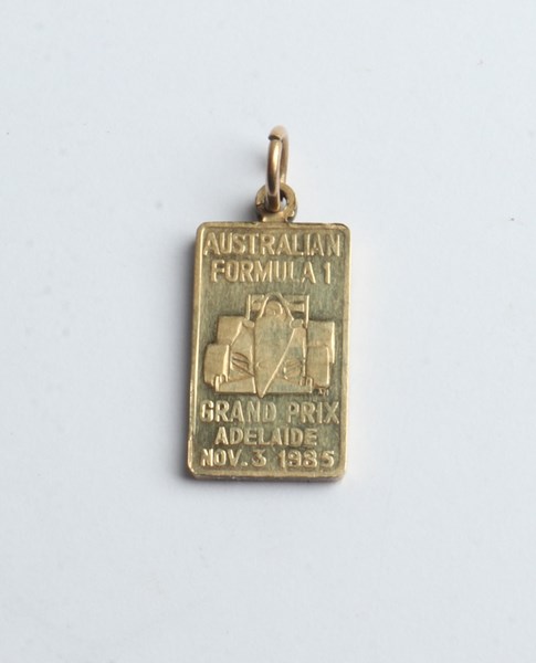 Lot 1017 - GOLD PENDANT