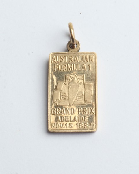 Lot 1019 - GOLD PENDANT