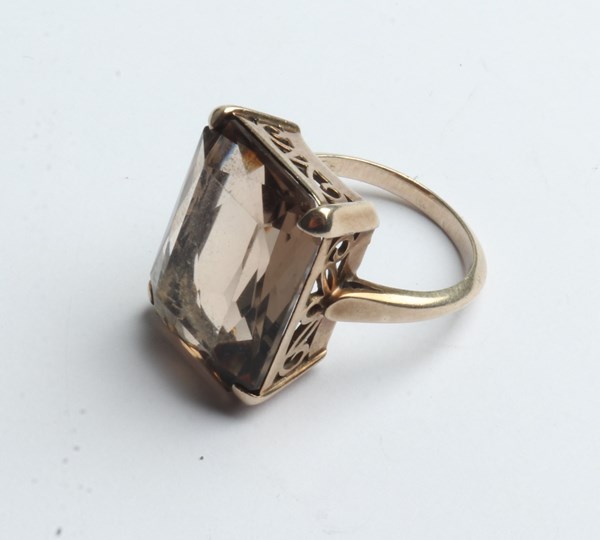 Lot 1025 - GOLD RING