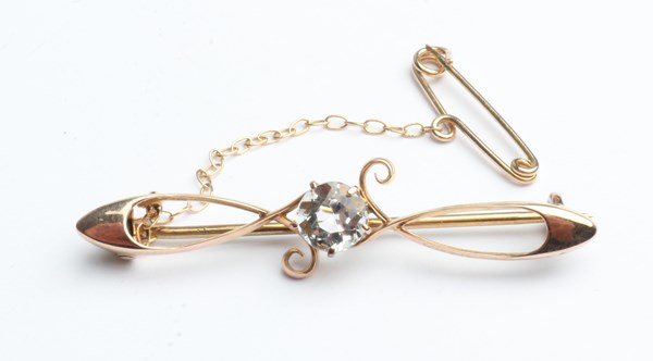 Lot 1035 - GOLD BROOCH