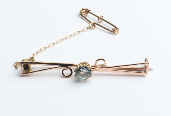 Lot 1037 - GOLD BROOCH