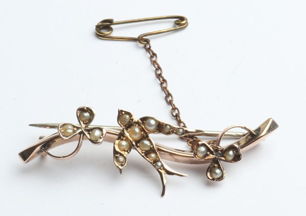 Lot 1034 - GOLD BROOCH