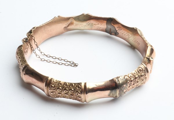 Lot 1040 - GOLD BRACELET