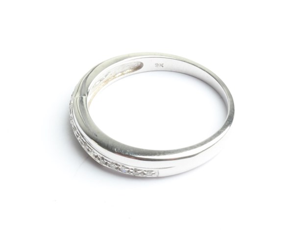 Lot 1064 - GOLD RING