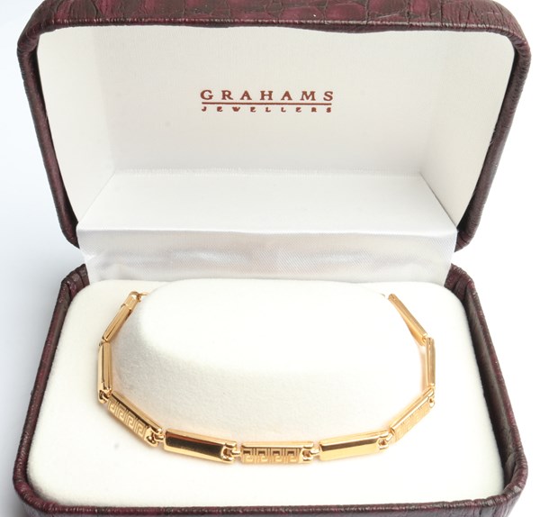 Lot 1060 - GOLD BRACELET