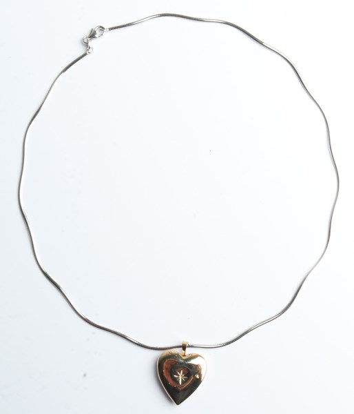 Lot 1065 - GOLD NECKLACE