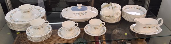 Lot 1422 - DINNER SERVICE