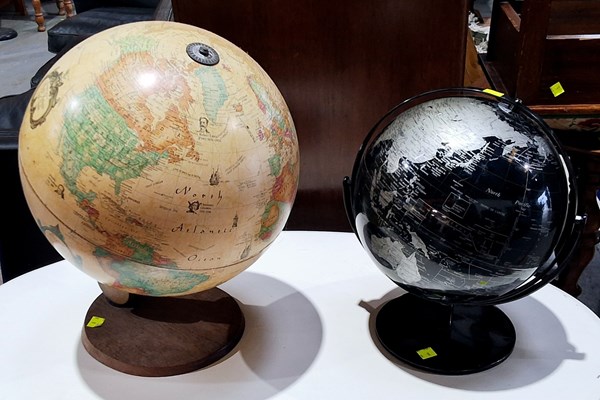Lot 351 - GLOBES