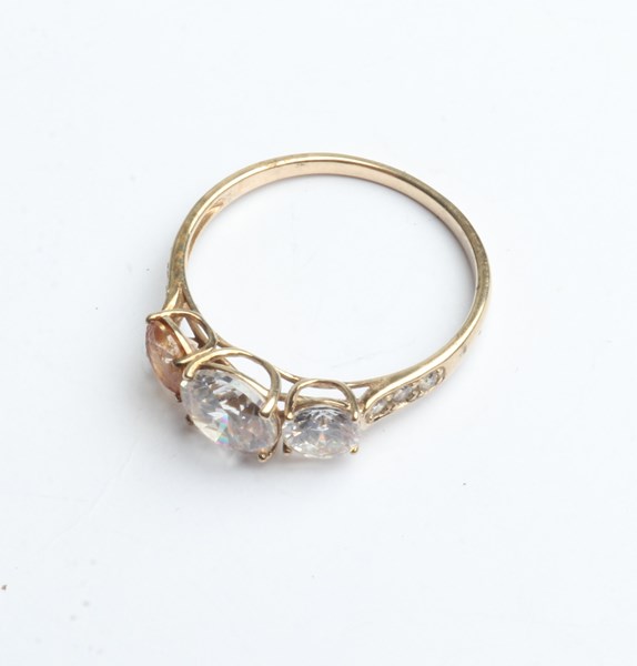 Lot 1031 - GOLD RING