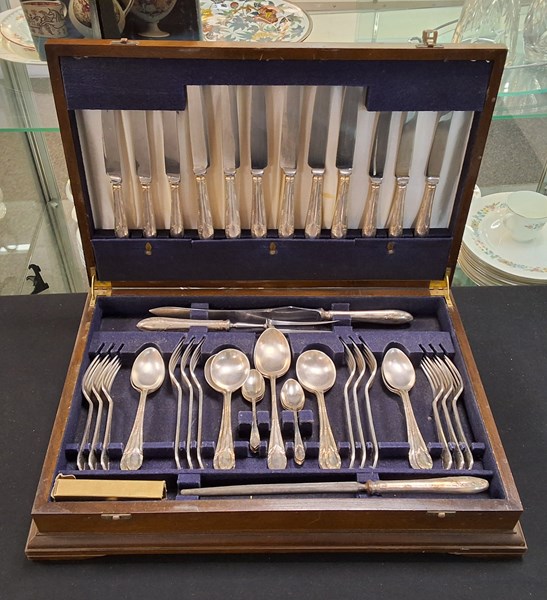 Lot 1368 - CUTLERY SET