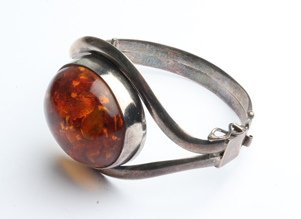 Lot 1043 - AMBER BRACELET