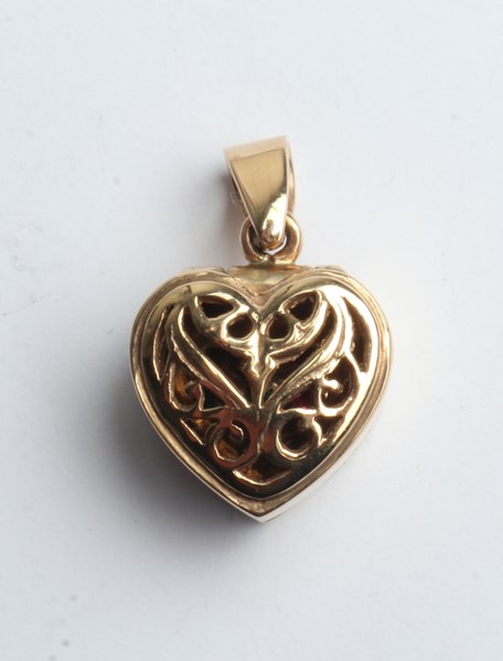 Lot 1039 - GOLD PENDANT